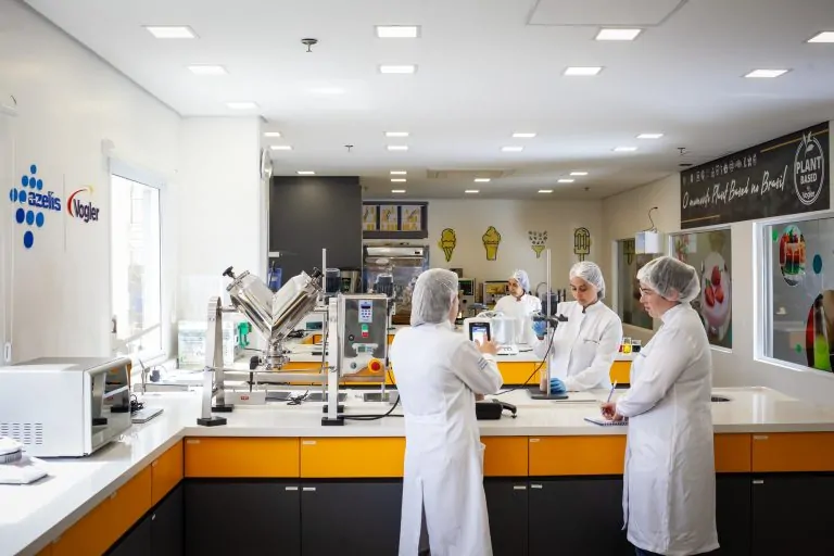 294_AZELIS_VOGLER EMPR 2025